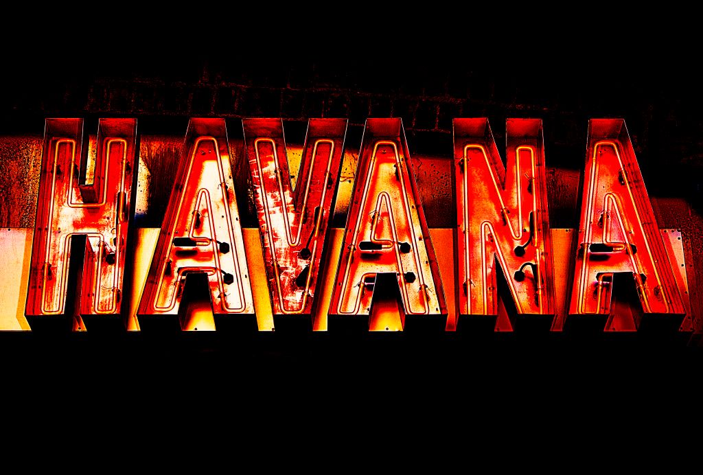 IMAGE: http://i1112.photobucket.com/albums/k489/dryan306/neon%20signs/neonchelsea1-3.jpg