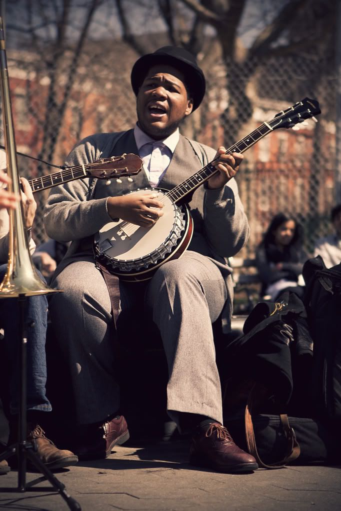 IMAGE: http://i1112.photobucket.com/albums/k489/dryan306/washington%20sq%20park/washsq9.jpg